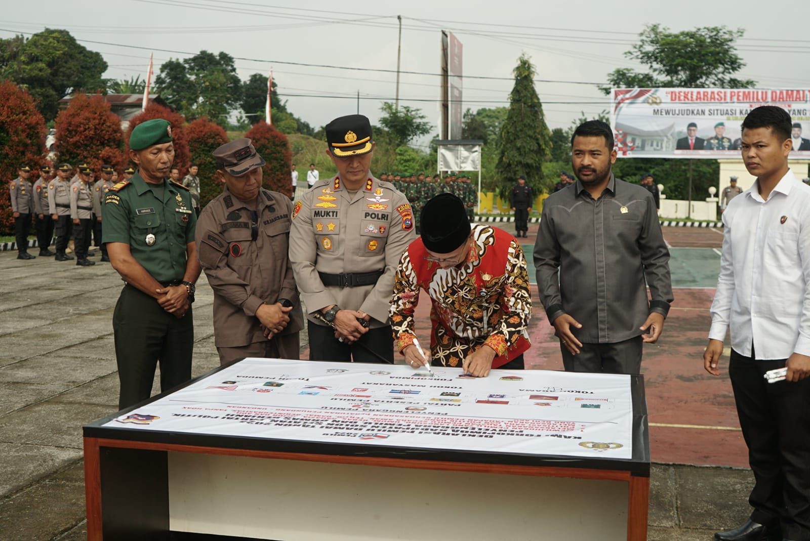 Bupati Solok Selatan tanda tangani Deklarasi Damai Menghadapi Pemilu 2024 di Lapangan Apel Polres Solok Selatan